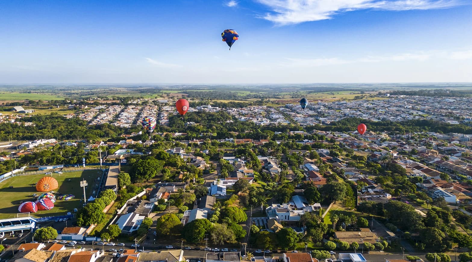 Balões de ar quente sobrevoando a cidade de Fernandópolis