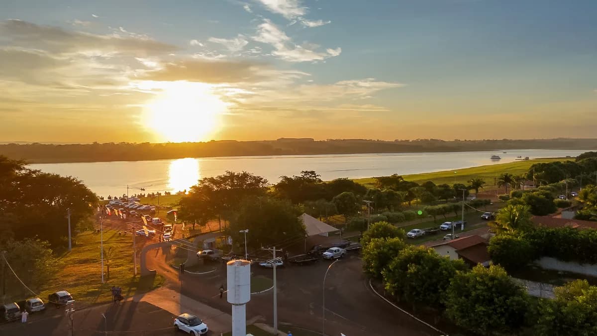 Nascer do sol na orla e represa de Cardoso-SP