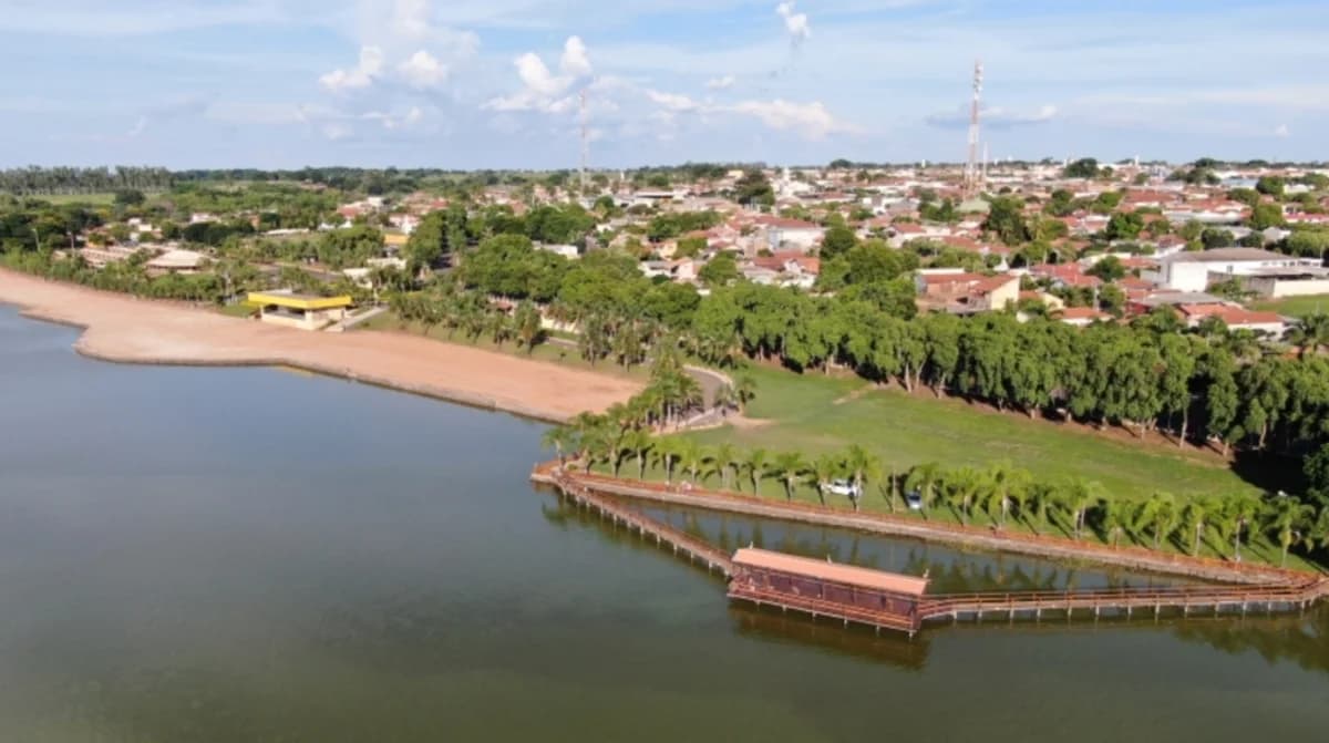 Vista aérea da orla e Prainha de Sabino no Rio Tietê