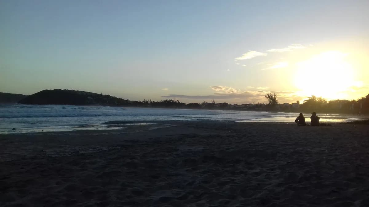 Praia de Geribá em Búzios ao entardecer na Região dos Lagos