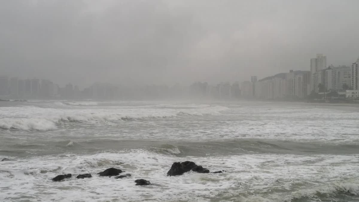 Orla da Praia da Enseada no Guarujá SP em dia ensolarado