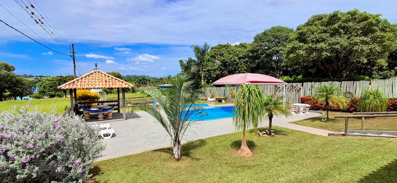 Rancho de temporada com piscina de águas cristalinas e área de lazer privativa para locação direta