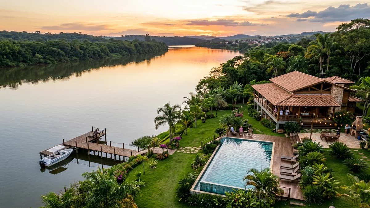 Rancho com piscina e píer à beira do Rio Tietê em Sabino SP