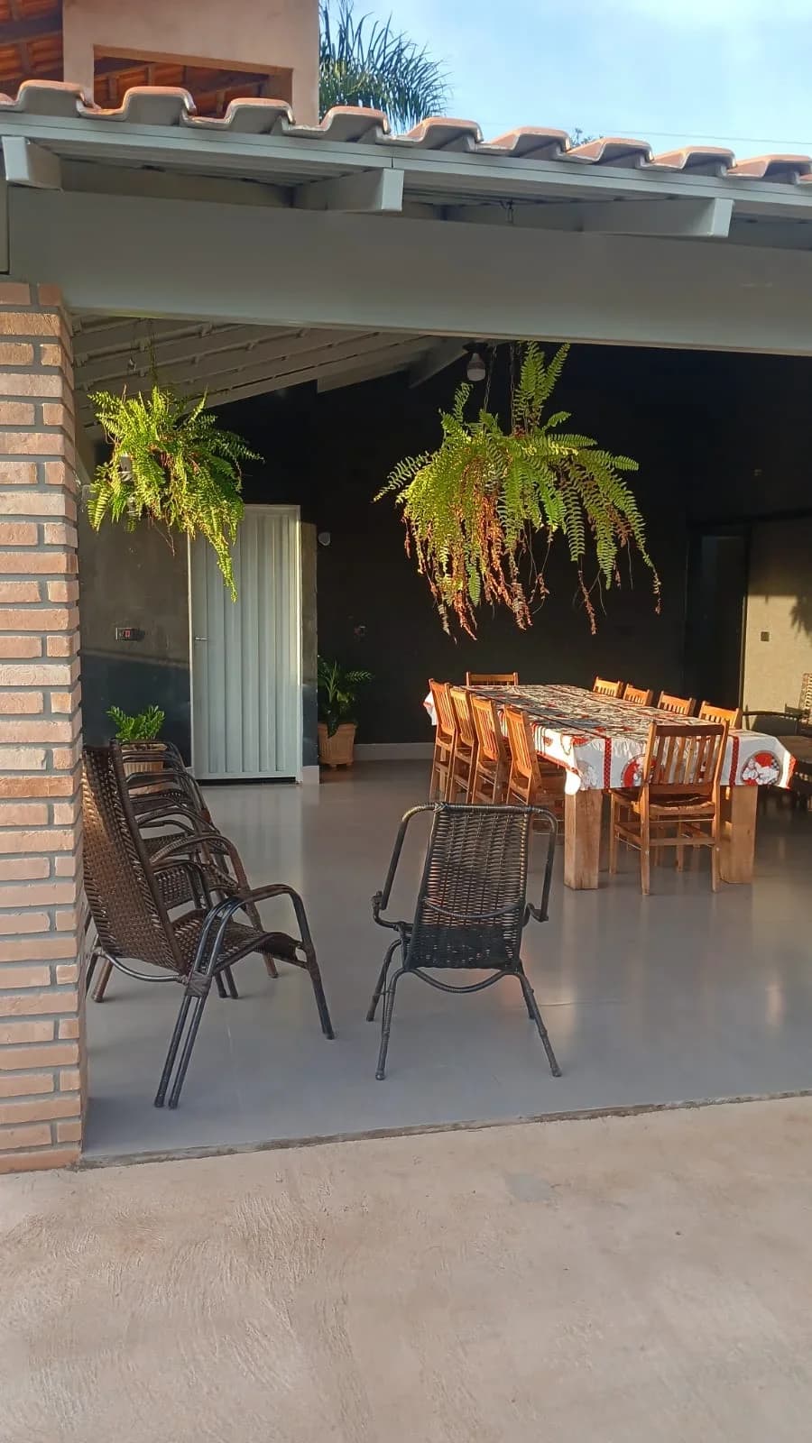Área externa de rancho de temporada com varanda rústica e jardim bem cuidado