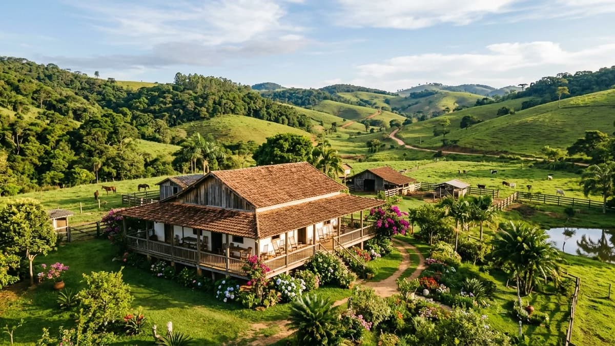 Fazenda e sítio de campo no interior paulista com sede colonial e colinas verdes