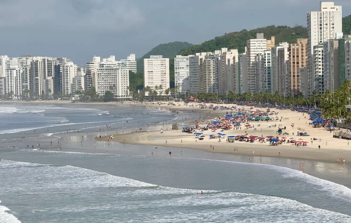 Vista panorâmica da orla e praia do Guarujá