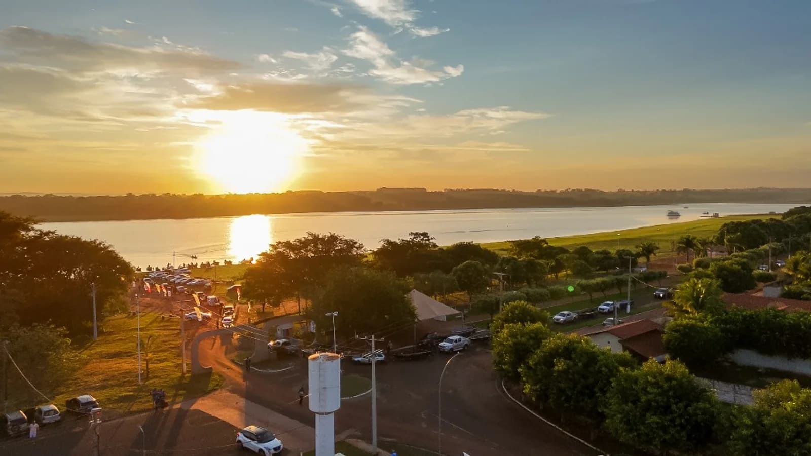 Pôr do sol dourado na orla e represa do Complexo Turístico de Cardoso no interior de São Paulo