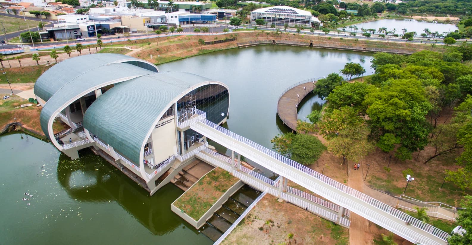 Vista aérea do Museu de Cultura e Turismo Thabor Meio Alfredo e do lago em Votuporanga
