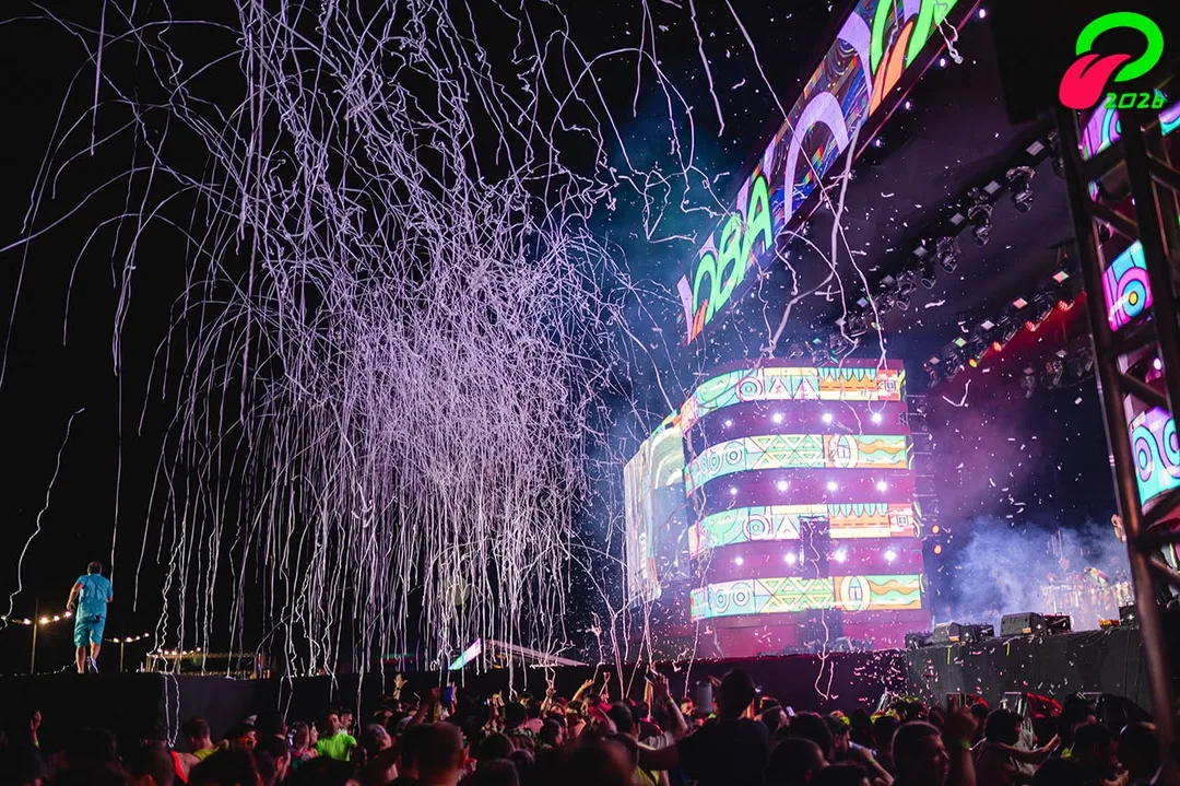 Multidão de foliões no circuito do Bloco Oba Festival em Votuporanga