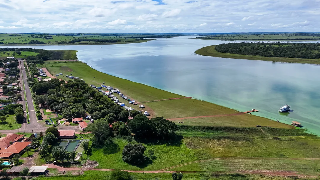 Orla da represa com águas cristalinas em Cardoso