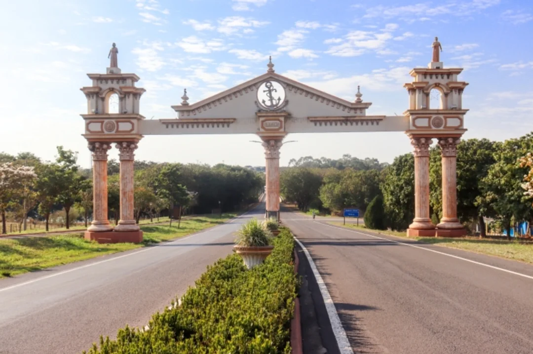 Pórtico de entrada de Sabino-SP com monumento náutico