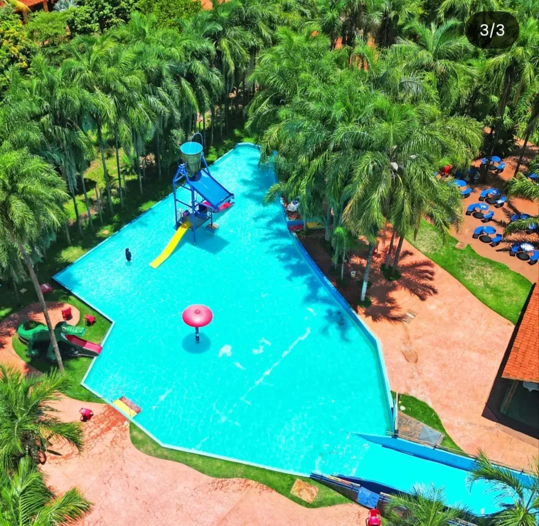 Piscina de lazer e área verde no Acqua Porã