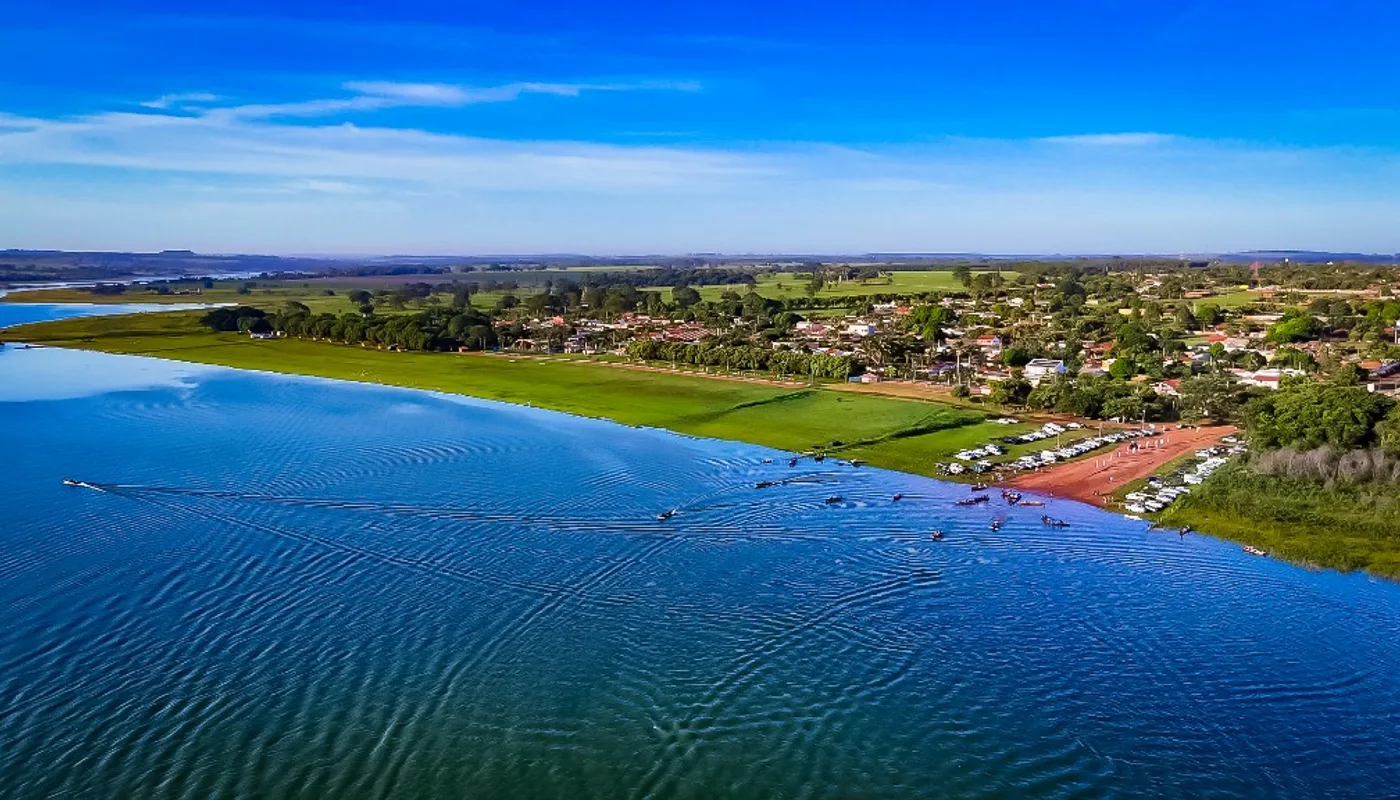 Vista panorâmica da orla e Prainha de Cardoso às margens do Rio Grande com embarcações e área de lazer