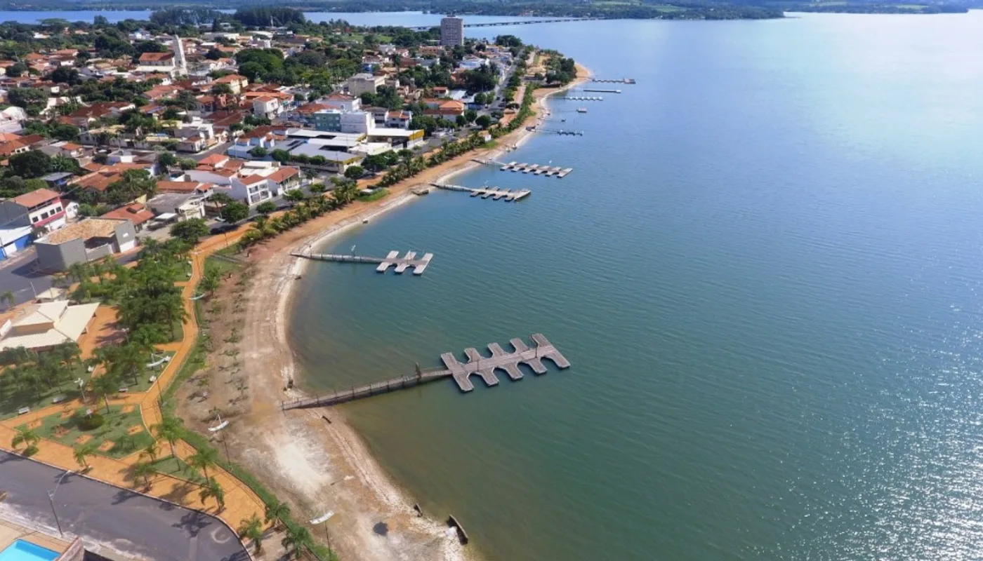 Orla urbanizada da Prainha de Rifaina com píers e decks náuticos na Represa de Jaguara